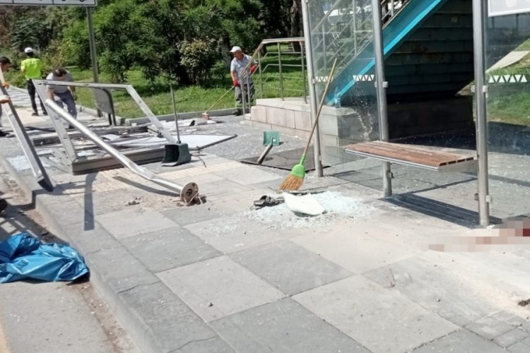 Ankara'da otomobil otob&uuml;s durağına daldı: Polis ve eşi hayatını kaybetti