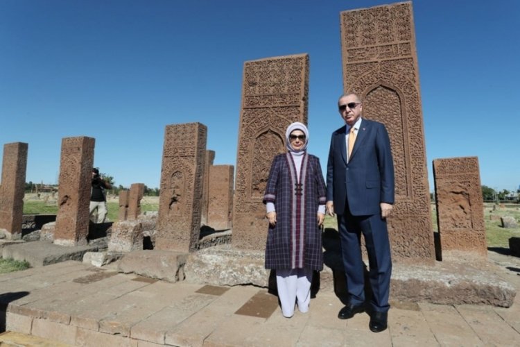 Cumhurbaşkanı Erdoğan Sel&ccedil;uklu Mezarlığını ziyaret etti