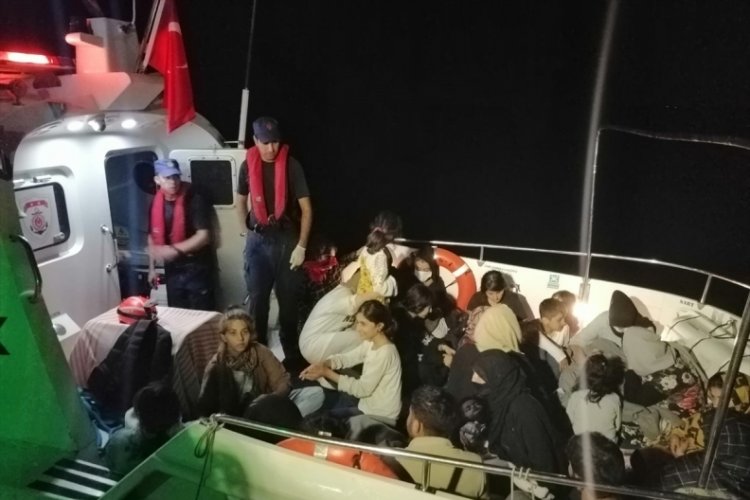 T&uuml;rk kara sularına itilen 104 d&uuml;zensiz g&ouml;&ccedil;men kurtarıldı