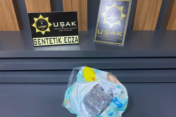 Uşak'ta uyuşturucu taciri gen&ccedil; kız 672 uyuşturucu hapla yakalandı