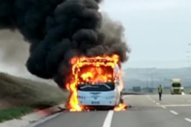 Kuzey Marmara Otoyolu'nda tur otob&uuml;s&uuml; alevlere teslim oldu
