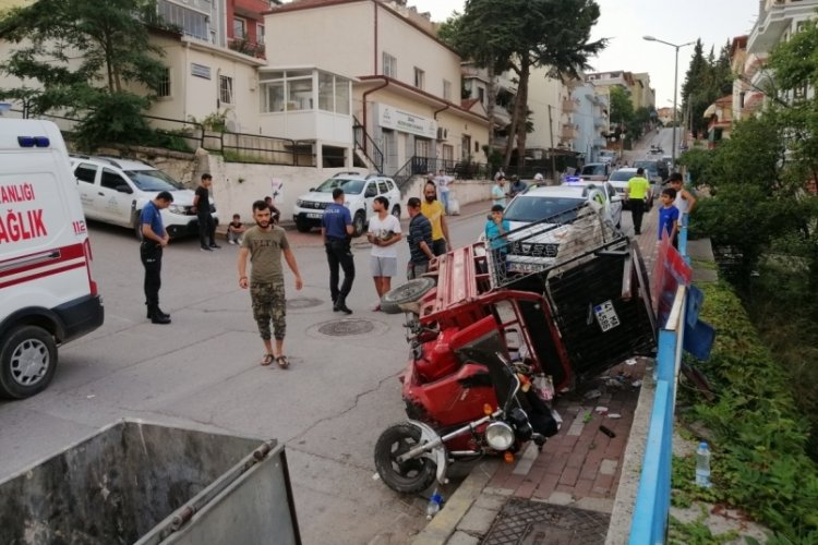 Kocaeli'nde freni patlayan elektrikli motosiklet devrildi: 2 yaralı