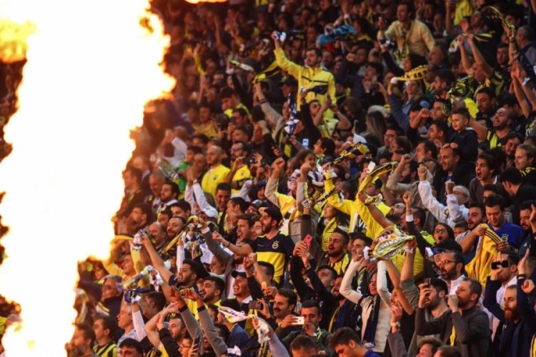 Fenerbah&ccedil;e taraftarından tutuklanan G&uuml;lşen'e şarkılı destek