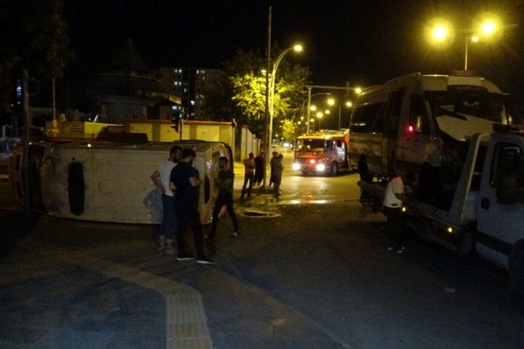 Diyarbakır'da dolmuşla &ccedil;arpışan ambulans devrildi: 3 yaralı
