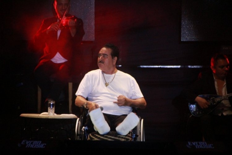 Kazada &ouml;l&uuml;mden d&ouml;nen Tatlıses, akşam tekerlekli sandalyeyle konser verdi
