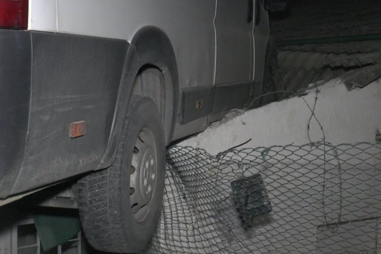 Kocaeli'nde yoldan &ccedil;ıkan minib&uuml;s deponun &ccedil;atısına &ccedil;arptı
