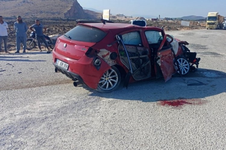 Gaziantep'te otomobil ile hafriyat kamyonu &ccedil;arpıştı: 1 &ouml;l&uuml;, 1 yaralı