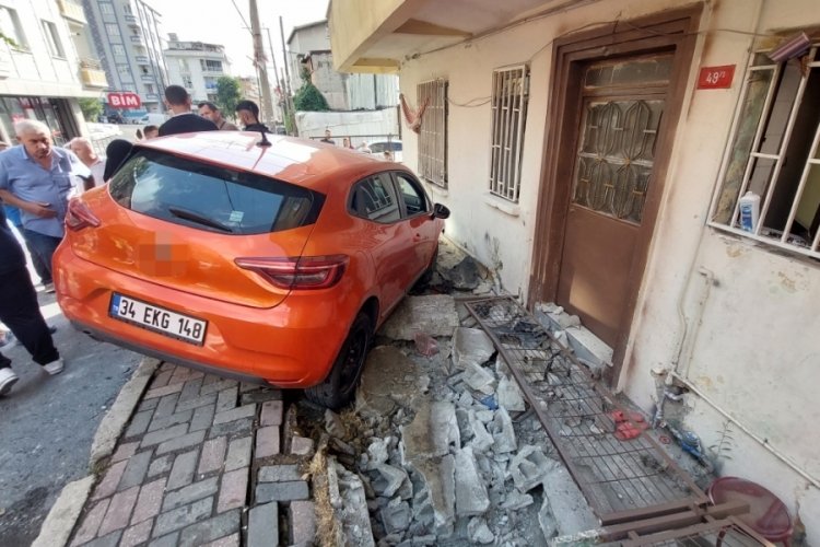 İstanbul'da otomobil bah&ccedil;eye girdi