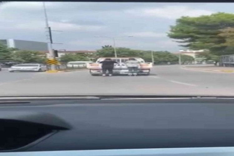 Balıkesir'de trafikte &ccedil;ocukların tehlikeli oyunu