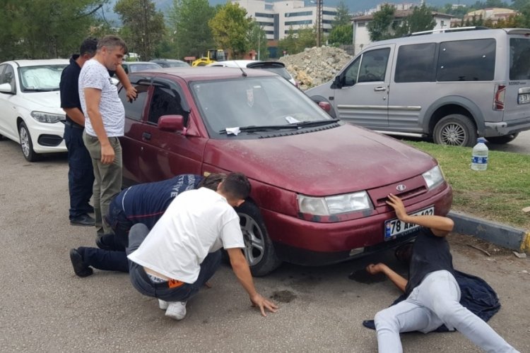 Otomobilin motoruna giren yavru kedi kurtarıldı