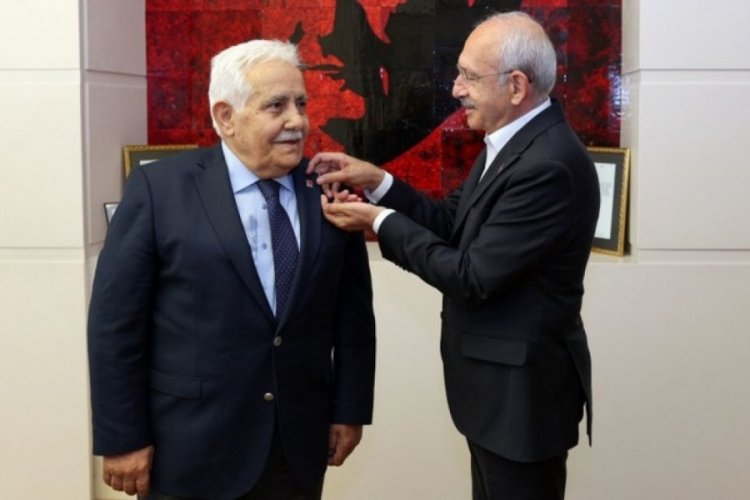 Rozetini Kemal Kılı&ccedil;daroğlu taktı: AK Partili eski vekil CHP'ye katıldı!