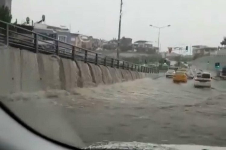 İzmir'de sağanağın ardından yollar g&ouml;le d&ouml;nd&uuml;