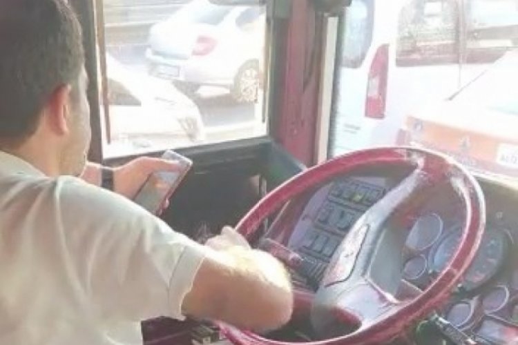 İstanbul'da İETT şof&ouml;r&uuml; direksiyonu yolcuya teslim etti iddiası
