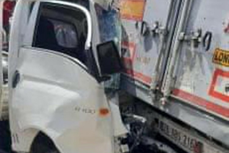Eskişehir'de kamyonet TIR'a &ccedil;arptı