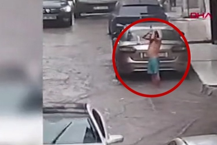 İzmir'de sel suyunda şampuanla yıkandı