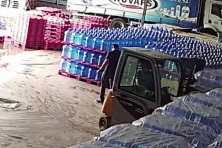 İstanbul'da iş&ccedil;i forkliftin altında kaldı