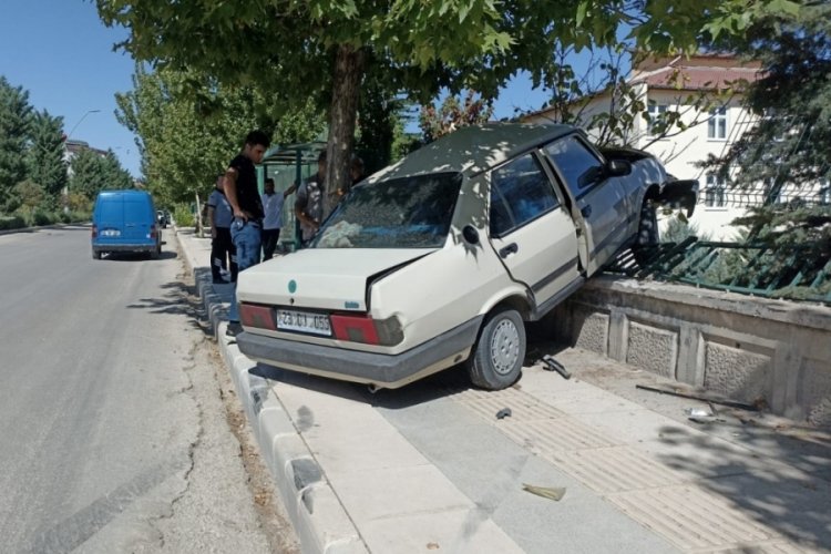 Elazığ'da otomobil d&uuml;z duvara &ccedil;ıktı