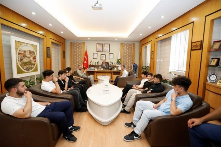 İngiltere'de yaşayan T&uuml;rk &ouml;ğrenciler, k&uuml;lt&uuml;rlerini &ouml;ğreniyor
