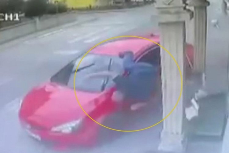 Kocaeli'de kaldırama &ccedil;ıkan ara&ccedil;, d&uuml;kkanını temizleyen adama &ccedil;arptı
