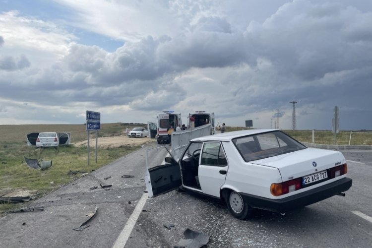 Edirne'de iki otomobil &ccedil;arpıştı, 3 kişi yaralandı