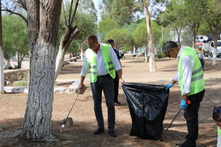 Didim plajlarında temizlik &ccedil;alışması yapılıyor