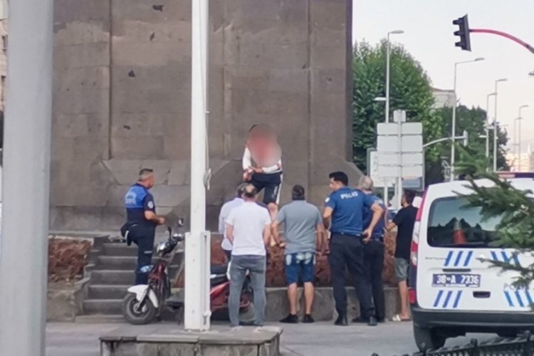 Kayseri'de kendine zarar veren kişiyi polis etkisiz hale getirdi