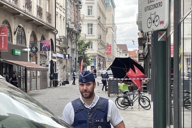 Bel&ccedil;ika'da minib&uuml;s restoranın bah&ccedil;esine girdi: 6 kişi yaralandı