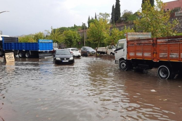 Manisa'da sağanak yağış yolları g&ouml;le &ccedil;evirdi