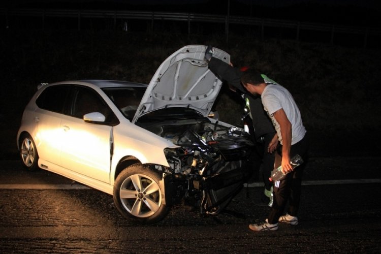 Manisa'da kaygan yolda kontrolden &ccedil;ıkan otomobil bariyerlere &ccedil;arptı: 2 yaralı