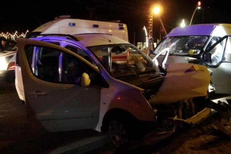 Van'da g&ouml;&ccedil;menleri taşıyan minib&uuml;s kamyonete &ccedil;arptı: 1 &ouml;l&uuml;, 13 yaralı