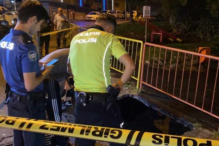 Zonguldak'ta &ccedil;&ouml;ken kaldırımda d&uuml;şen yaralıyı kurtarmak isteyen esnaf da &ccedil;ukura d&uuml;şt&uuml;