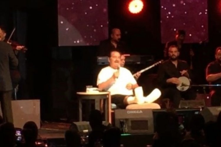 Tatlıses &Ccedil;eşme'de ayağında al&ccedil;ıyla sahne aldı