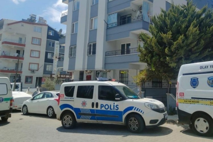 Apartman sakinleri, merdivenlere asılı halde buldu