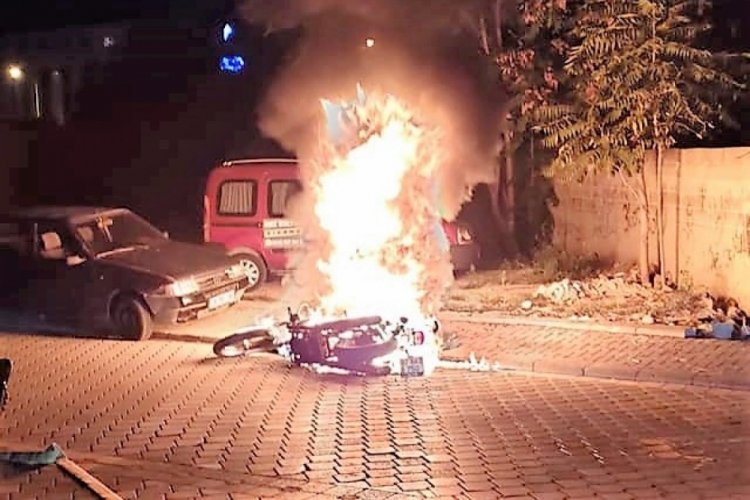 Seyir halindeki motosiklet alev aldı