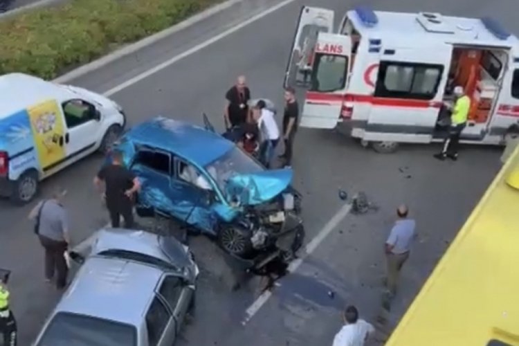 Bursa'da zincirleme kaza: 2 otomobil ve belediye otob&uuml;s&uuml; &ccedil;arpıştı