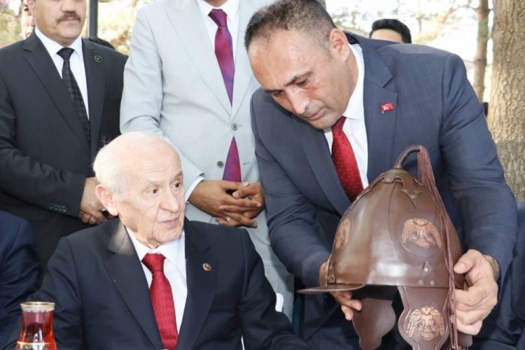Başkan Yılmaz'dan Bah&ccedil;eli'ye Malazgirt Zaferinin yıl d&ouml;n&uuml;m&uuml;nde anlamla hediye