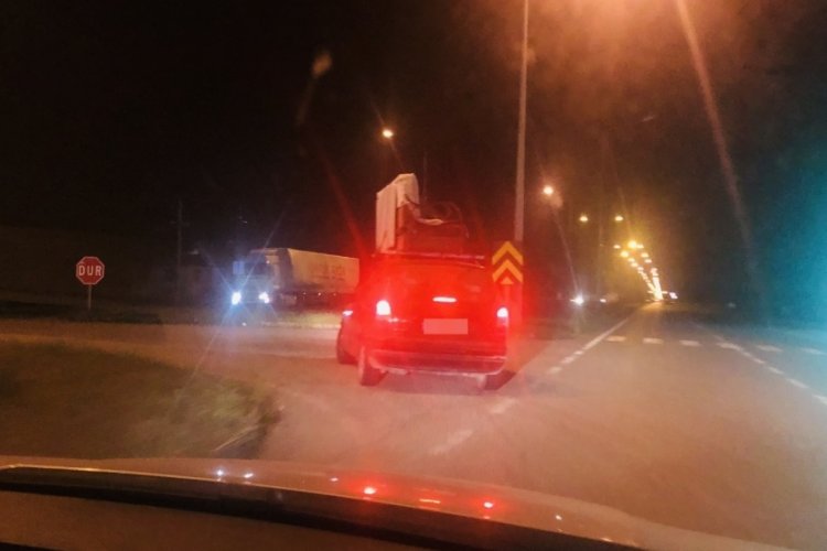 Samsun'da aracın &uuml;zerinde taşınan kanepe g&ouml;renleri şaşırttı