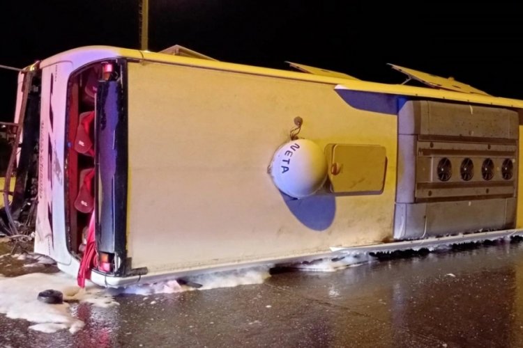 Hatay'da yolcu otob&uuml;s&uuml; devrildi: Yaralılar var
