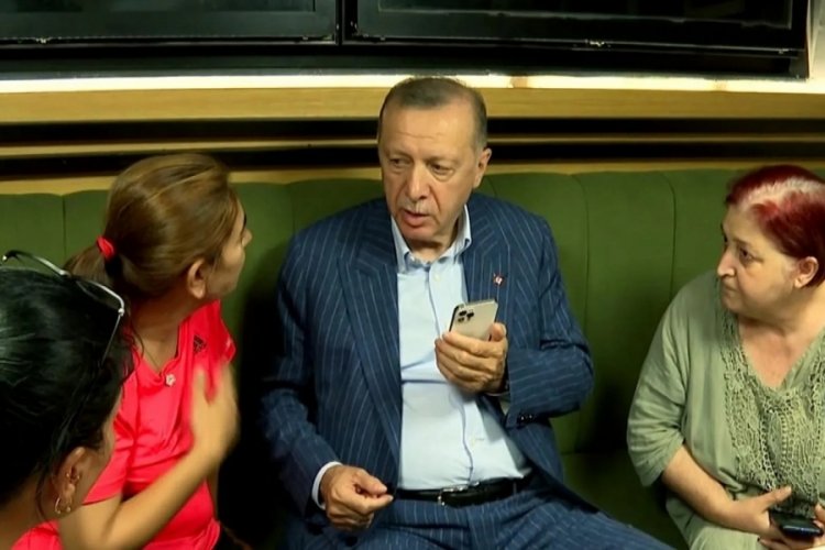 Cumhurbaşkanı Erdoğan, pastanede vatandaşlarla sohbet etti