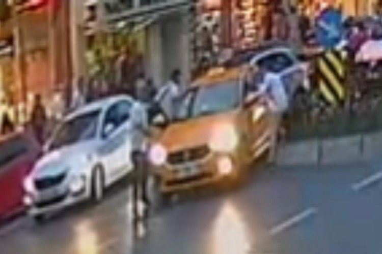 İstanbul'da mesafeyi beğenmeyen taksici saldırıya uğradı