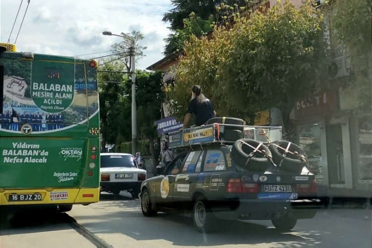 Bursa'yı otomobilin &uuml;zerinde gezdi