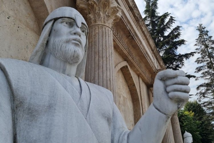 D&uuml;zce'de asker heykelinin mızrağı &ccedil;alındı