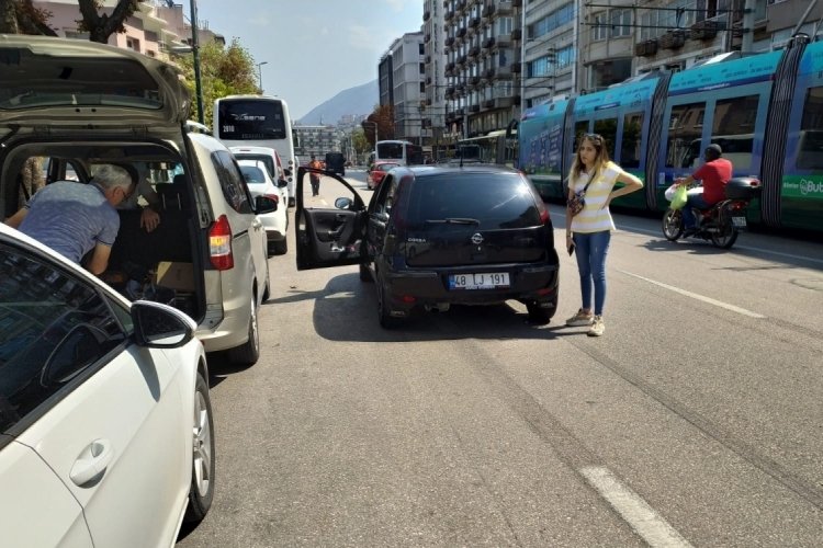 Bursa'da otomobil, s&uuml;r&uuml;c&uuml;s&uuml;n&uuml;n yanında olduğu motora &ccedil;arptı