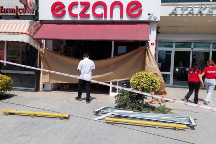 İstanbul'da fren yerine gaza basan s&uuml;r&uuml;c&uuml; eczaneye girdi