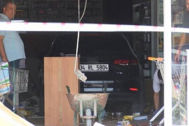 İstanbul'da kontrolden &ccedil;ıkan otomobil, eczaneye daldı