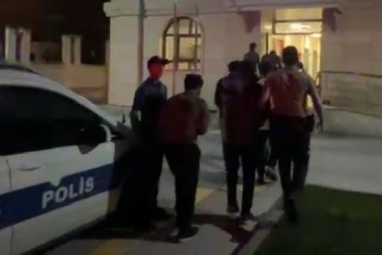 İstanbul'da arıza yapan kamyonetten inen g&ouml;&ccedil;menler koşarak ka&ccedil;tı