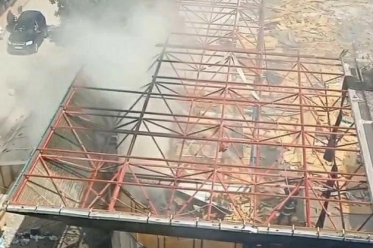 Eskişehir'de yıkımı s&uuml;ren pazar yerinde yangın