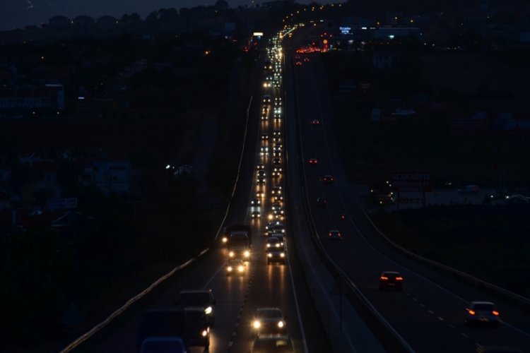 İstanbul'a d&ouml;n&uuml;ş &ccedil;ilesi! Tekirdağ'da trafik yoğunluğu