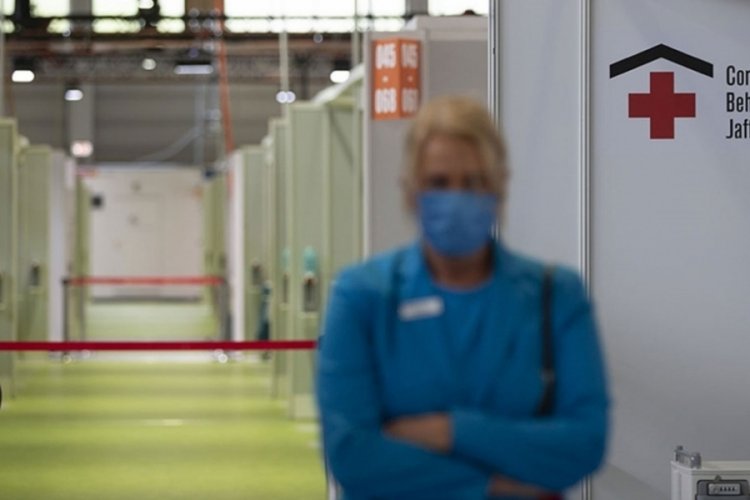 Otelde &uuml;zerine heykel d&uuml;şen kız &ccedil;ocuğu, yaşamını yitirdi