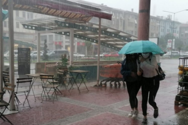 17 ilde sağanak yağış bekleniyor... Bursa'da hava bug&uuml;n nasıl olacak?